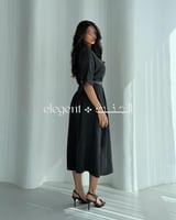 فستان أسود بأزرار أمامية وخطوط ناعمة