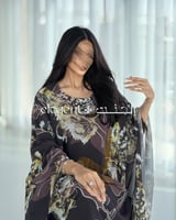 جلابية مزخرفة بقصة انسيابية وأكمام واسعة