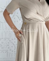 فستان أنيق بقصة لف مع أكمام ناعمة