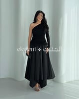 فستان سهرة أسود ناعم بقصة كتف واحد وتكسير أنيق