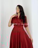 فستان عنابي بتصميم ملتف وقصة أنثوية