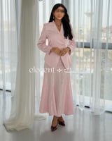 طقم روز لوكس الوردي بجاكيت سادة وتنورة دانتيل كامل...