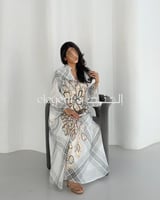 جلابية أنيقة بنقشة مربعات وتطريز فاخر بواجهة متدرج...