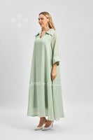 جلابية خضراء فاتحة بياقة كلاسيكية ولمسات لامعة