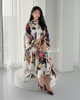 جلابية لنن مزهرة واسعة مع فيونكة طويلة وأكمام مزخر...