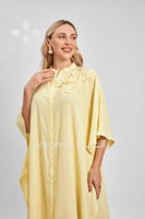 جلابية صفراء ناعمة بتطريز زهري على الكتف وأكمام وا...