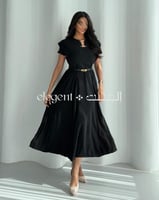 فستان أسود ناعم بكسرات جانبية وحزام أنيق