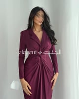 فستان عنابي أنيق بقصة صدر محددة