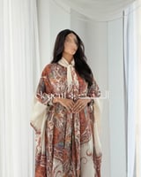 جلابية لنن مطبعة برباط طويل وأكمام مزينة بالترتر -...