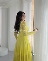 فستان دانتيل أصفر طويل بأكمام طويلة وقصة أنثوية نا...
