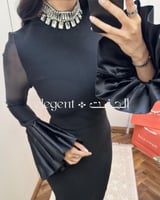 فستان سحر الساتان – أناقة سوداء بلمسة ناعمة تُجسّد...