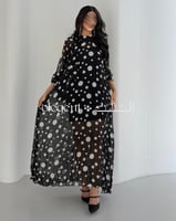 فستان أسود منقط أبيض بأكمام واسعة وأناقة عصرية