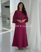 فستان نسائي طويل مزين بالورود بتصميم أنثوي راقٍ