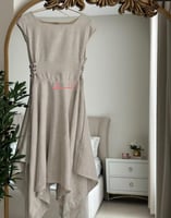 فستان الأميرات بتصميم غير متماثل وخصر مزين - لون س...