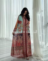 جلابية مزخرفة متعددة الألوان بتصميم تراثي أنيق