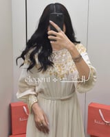 فستان شيفون بيج مطرز بالذهبي بأكمام واسعة