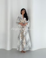 جلابية أنيقة بنقشة مربعات وتطريز فاخر بواجهة متدرج...