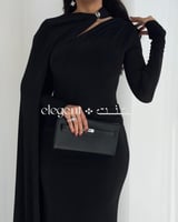 فستان سهرة أسود استرتش بلمسة وشاح ملكي وانسياب فاخ...