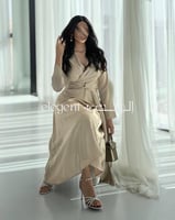 فستان لف أنيق بتصميم خصر محدد