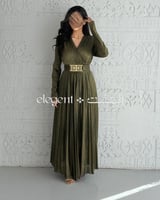 فستان أنيق بقصة V وتكسير فاخر