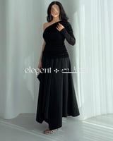 فستان سهرة أسود ناعم بقصة كتف واحد وتكسير أنيق