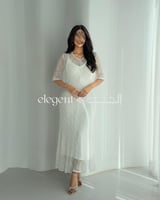 فستان دانتيل أنيق بقصة ناعمة وكسرات أمامية