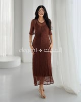 فستان دانتيل بني أنيق بقصة ناعمة وكسرات أمامية