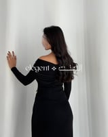 فستان سهرة اسود طويل مزموم بكتف مكشوف مع بروش ذهبي