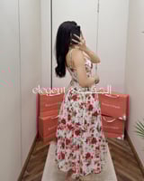 فستان ناعم مطبع بالورود بطبعة وردية ناعمة بأشرطة ر...