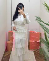 فستان أبيض بكسرات وطبقات أورجنزا ناعمة