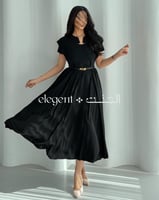 فستان أسود ناعم بكسرات جانبية وحزام أنيق