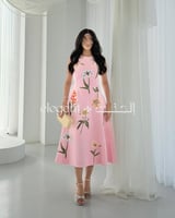 فستان وردي مزهر بقصة انسيابية أنيقة