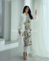 جلابية أنيقة مطرزة بورود ممتدة بقصة انسيابية ساترة