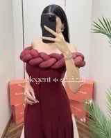 فستان سهرة برغندي بأكتاف مضفرة قصة ناعمة وأنيقة