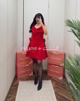 فستان سهرة قصير أحمر بكسرات جانبية وزهور