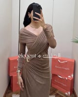 فستان سهرة ناعم كم طويل بتفصيلة درابيه وحلية ذهبية