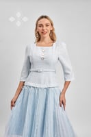 فستان أزرق فاتح بتفاصيل أزرار وتنورة دانتيل