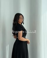 فستان أسود ناعم بكسرات جانبية وحزام أنيق