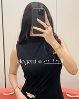 فستان أسود طويل فخم بكسرات أنيقة وبروش ذهبي