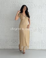 فستان ذهبي ناعم بقصة ضيقة وأكمام قصيرة