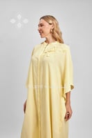 جلابية صفراء ناعمة بتطريز زهري على الكتف وأكمام وا...