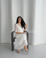 فستان دانتيل أنيق بقصة ناعمة وكسرات أمامية