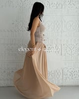 طقم سهرة نسائي بيج فاخر بتصميم بروشات ذهبية