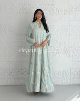 جلابية تيفاني مطرزة بورق الشجر بتفاصيل ذهبية – تصم...