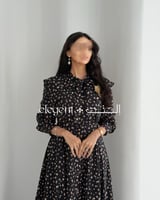 فستان أسود طويل بنقشة زهور مع ربطة عنق وزرار كامل...