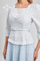 فستان أزرق فاتح بتفاصيل أزرار وتنورة دانتيل