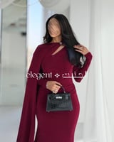 فستان سهرة برغندي استرتش بأكمام طويلة مع كاب أنيق