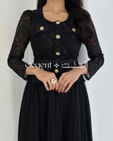 فستان أسود رسمي دانتيل مكسر بكم طويل وزرار ذهبية