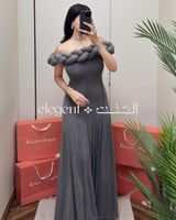 فستان سهرة رمادي أوف شولدر بتفاصيل مضفًرة أنيقة