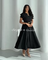 فستان أسود ناعم بكسرات جانبية وحزام أنيق